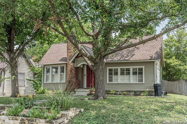 3 bed, 1.0 bath, 1880 sqft, $2,400 — Photo 3