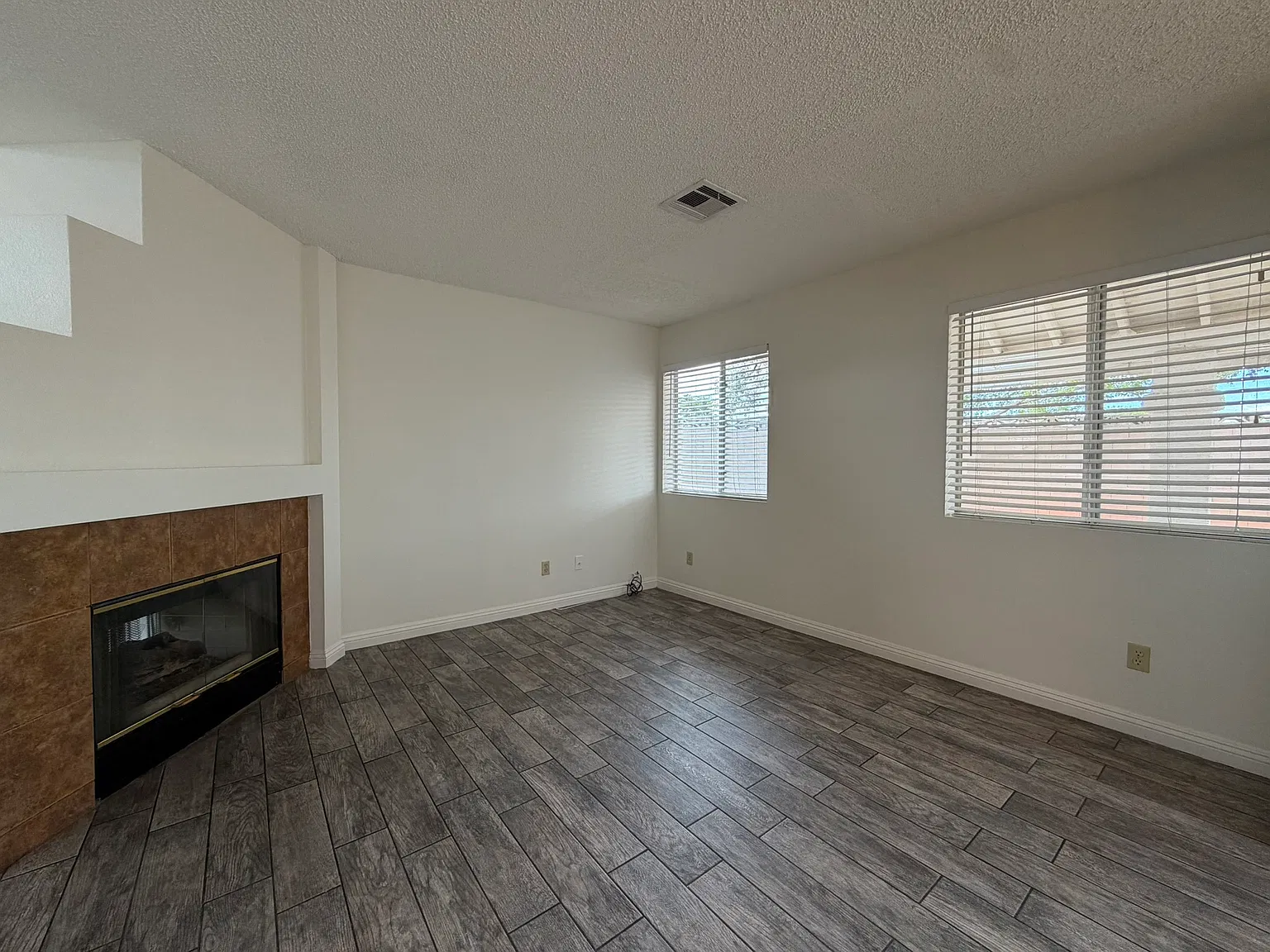 3 bed, 2.5 bath, 1584 sqft, $2,050 — Photo 4