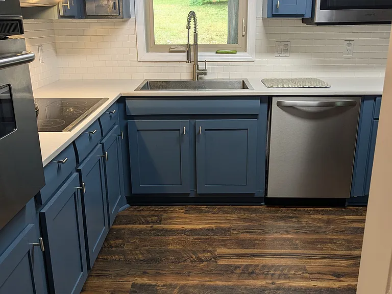 Large, farmhouse sink with detachable, swivel faucet