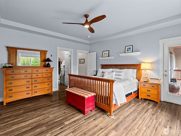 4th image of 10411 32nd Street E