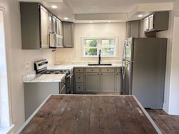 Kitchen W/Island 