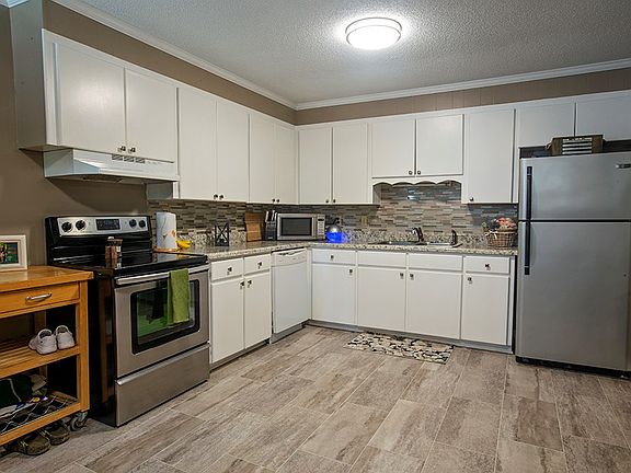 4th image of 105 Earl Ct