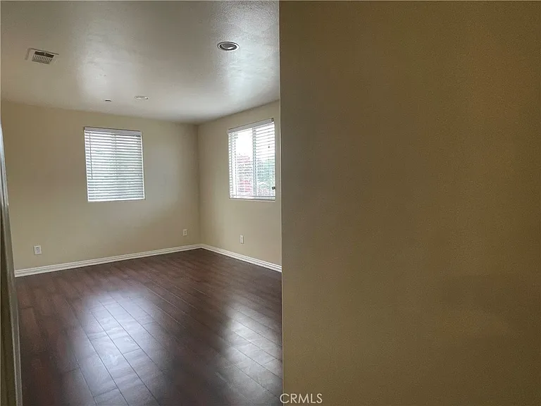 580 E 12th St — Photo 12