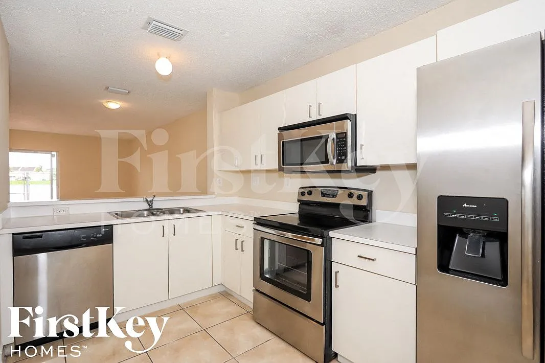 3 bed, 2.0 bath, 1310 sqft, $2,825 — Photo 4