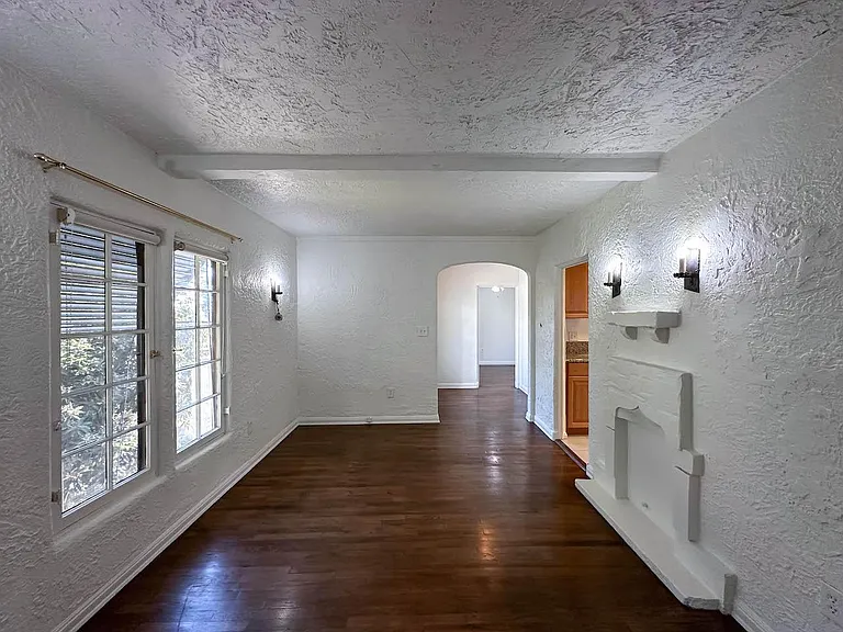 393 N Baldwin Ave — Photo 16