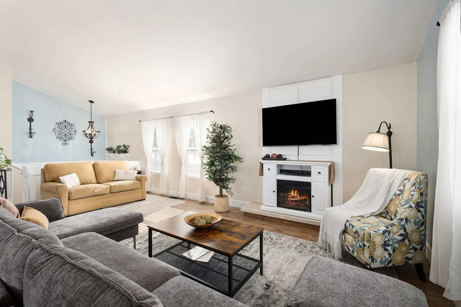 3 bed, 2.0 bath, 968 sqft, $4,042 — Photo 2