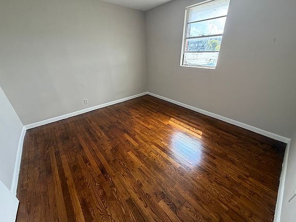 3rd image of 6001 California Ave #B