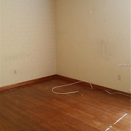 5th image of 943 E Walnut St