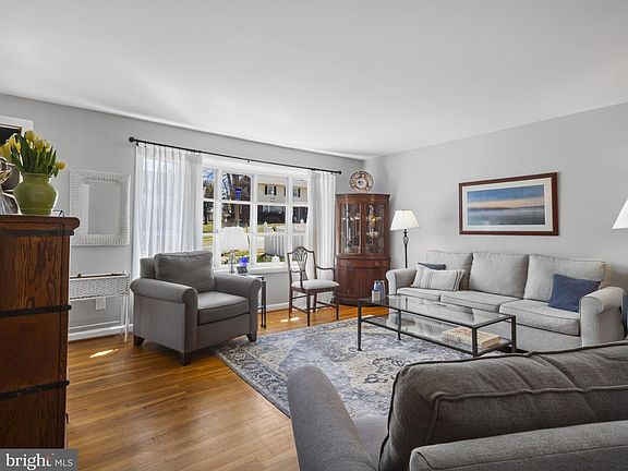 5th image of 935 Loxford Ter