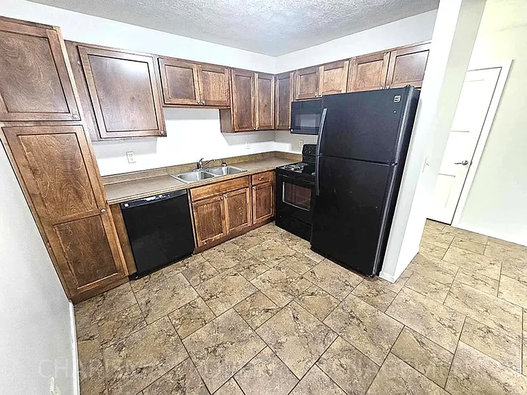 Sixth Street Apartments — Photo 14