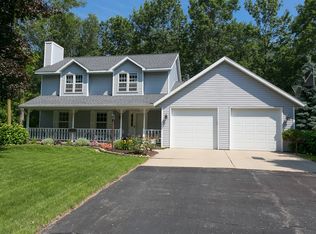 2706 Summerset Cir, Suamico, WI 54173