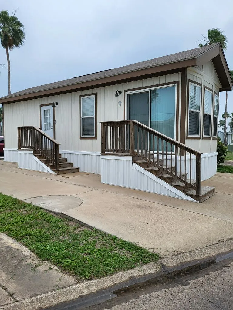 1 bed, 1.0 bath, 385 sqft, $1,300 — Photo 1