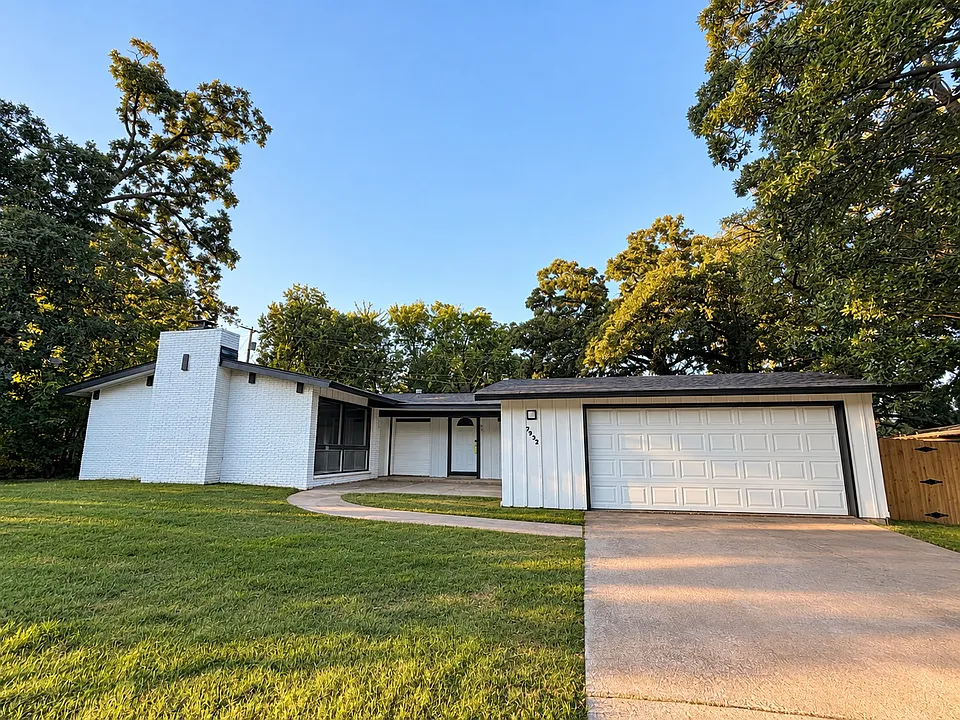 3932 E 54th St