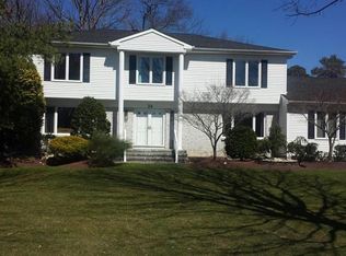 26 Mohawk Ln, Manalapan, NJ 07726