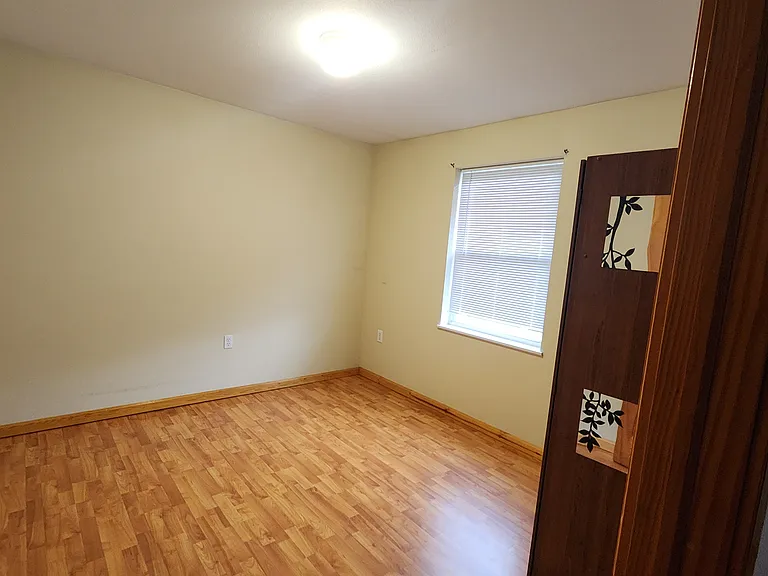 Bedroom/office with wardrope