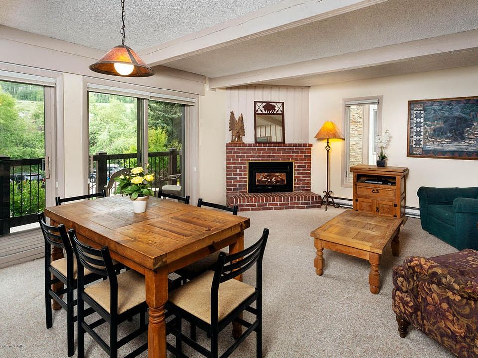 Living area with Gas fireplace