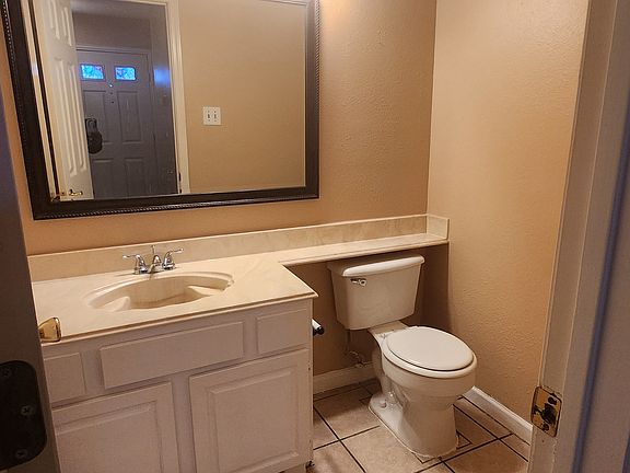 3rd image of 920 Creekside Dr