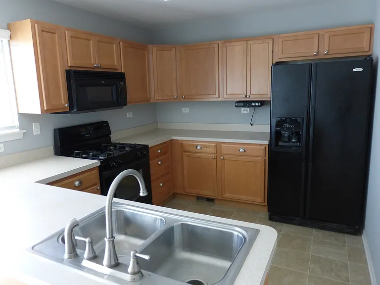 914 Clover Ln — Photo 2