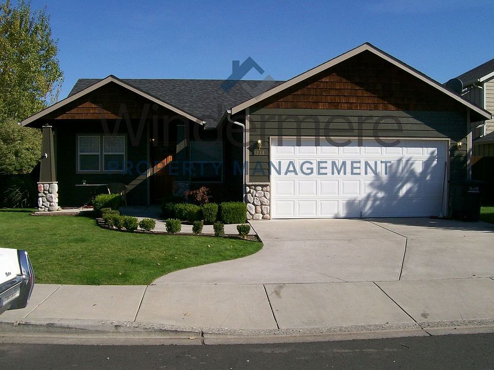 1st image of 1233 SE Newgate Dr