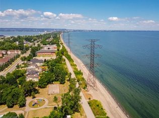826 Beach Blvd, Hamilton, ON L8H 6Z4