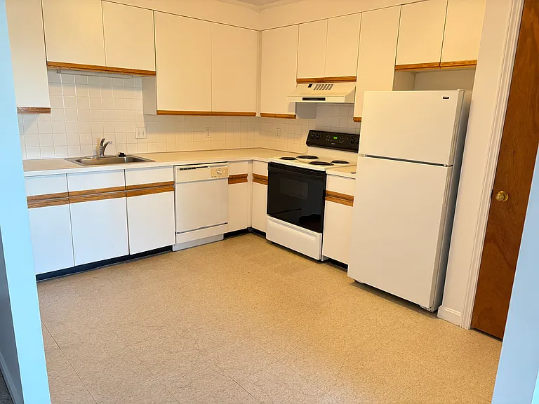 Lexington St Apartments — Photo 17