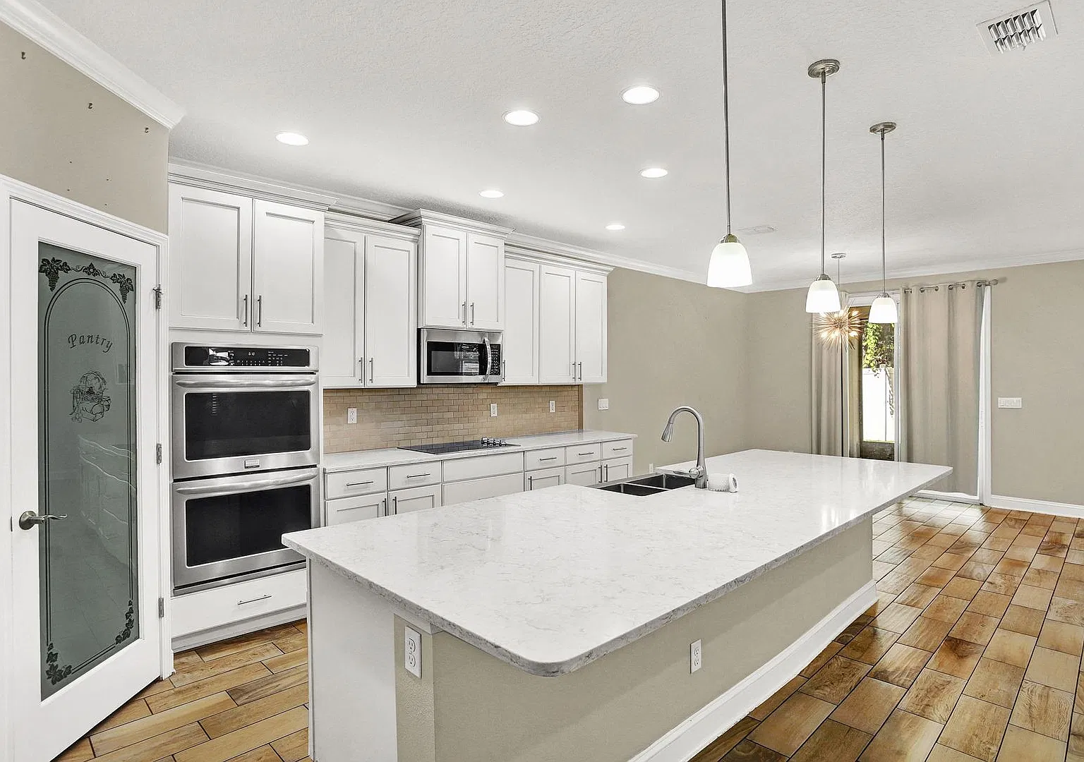 4 bedroom/ 4 bathroom home, just 6 miles from the beach — Photo 4