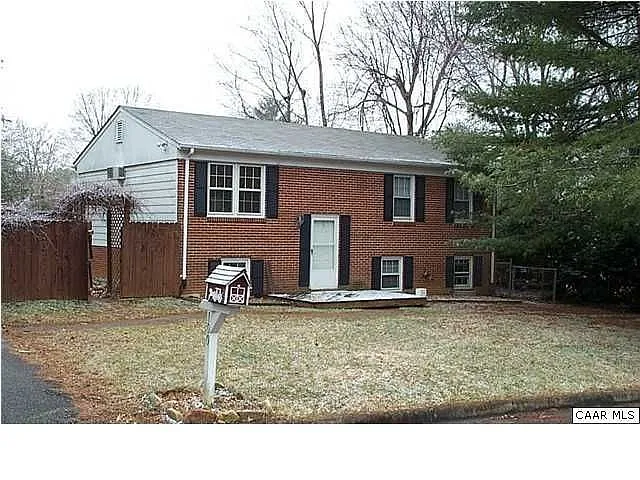 100 Saint Ives Rd photo 1