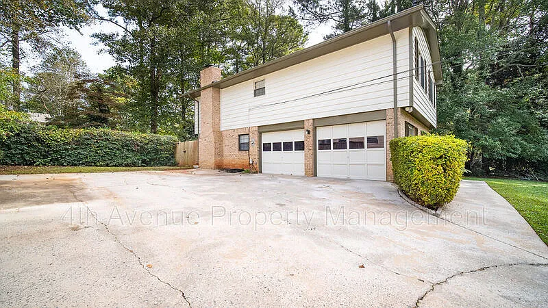 4 bed, 2.5 bath, 2240 sqft, $2,250 — Photo 3