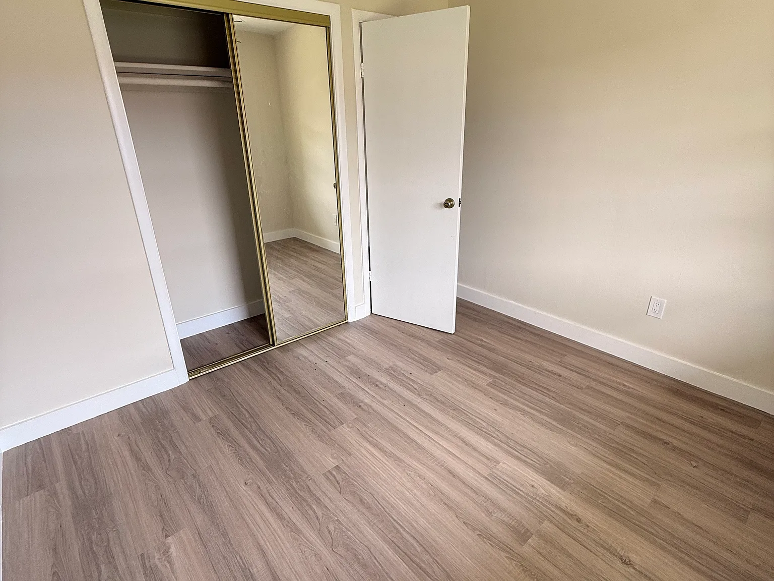 2 bed, 520 sqft, $2,100 — Photo 2