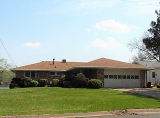 1410 W Shore Dr, Pekin, IL