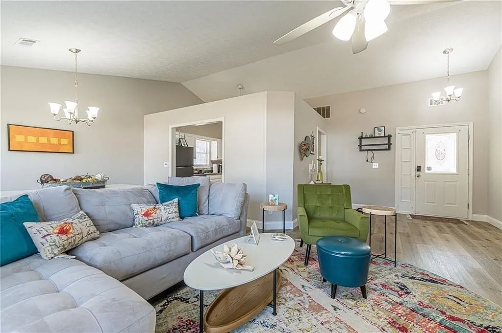 3 bed, 2.0 bath, 1406 sqft, $3,750 — Photo 4
