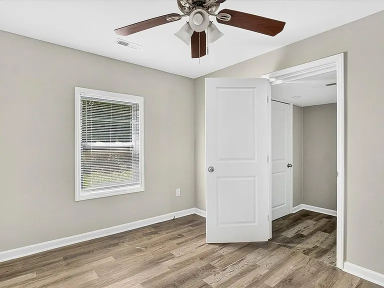 403 Spring Ct — Photo 12