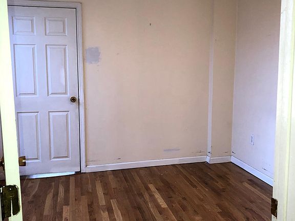 Main bedroom area with ceiling fan.