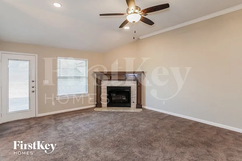 3 bed, 2.0 bath, 1503 sqft, $1,725 — Photo 2