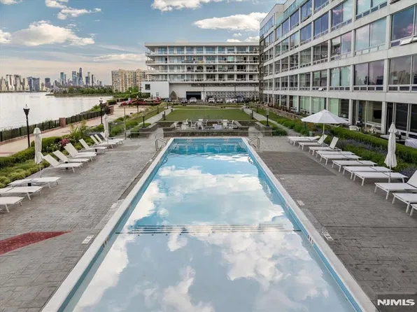 9 Somerset Lane #118, Edgewater, NJ 07020