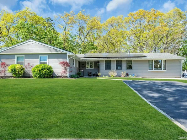 31 Peak Street, Ronkonkoma, NY 11779