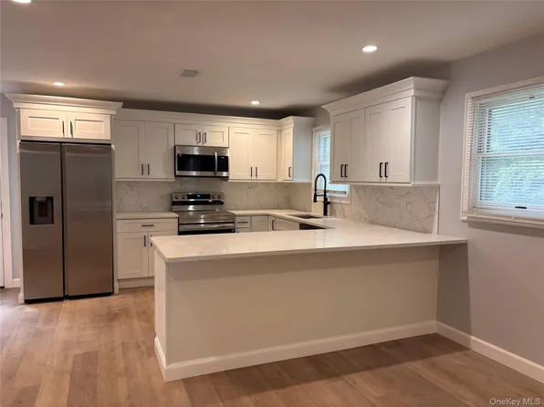 29 Main Ave, Centereach, NY 11720