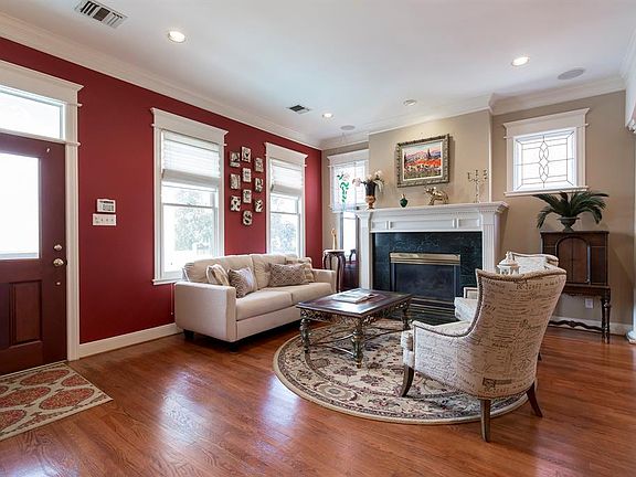 5th image of 613 E 11th 1/2 St