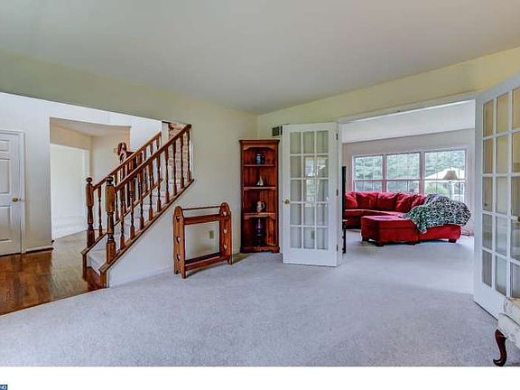 4th image of 32 Airdrie Dr