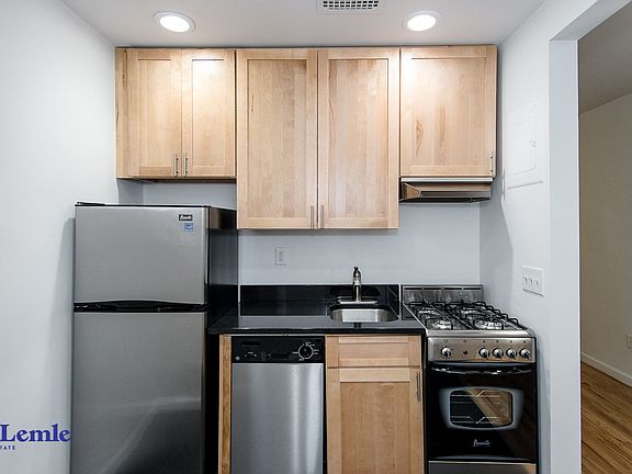2nd image of 204 E 84th St APT 4G