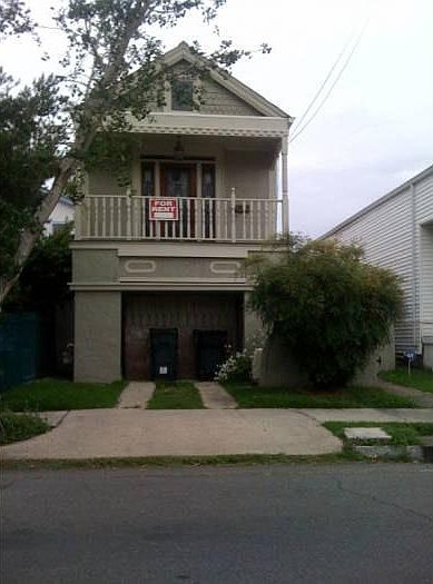 6305 Laurel