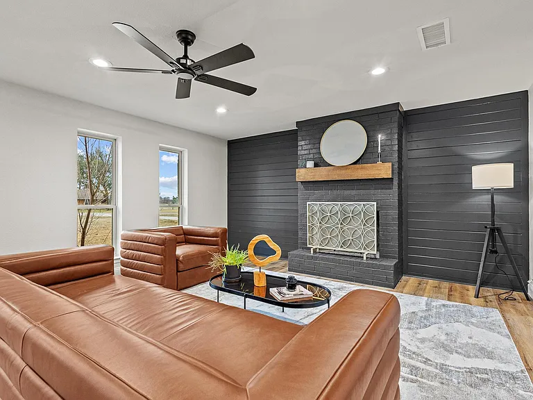 3327 Carriage Cir — Photo 1