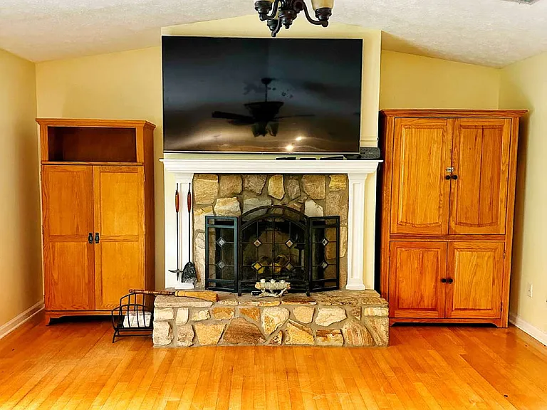 165 Moss Ave — Photo 9
