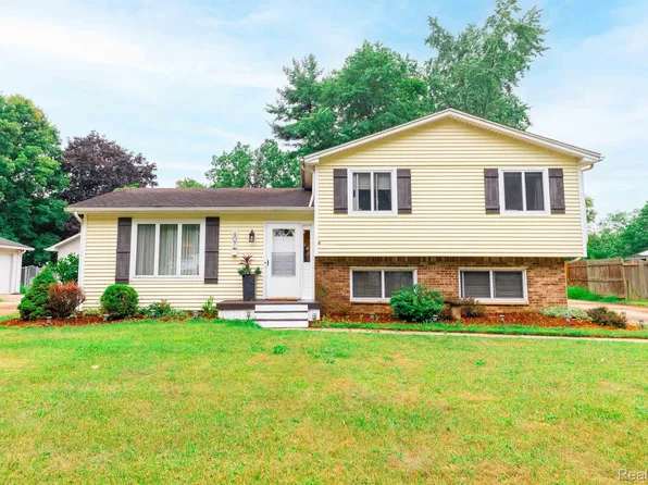 407 Greentree Ln, Milan, MI 48160