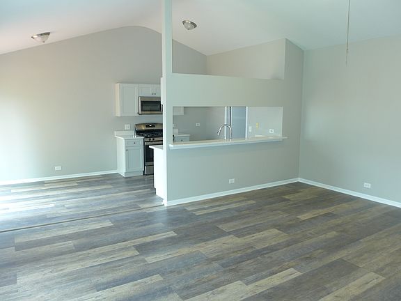 3rd image of 128 Oxford Cir