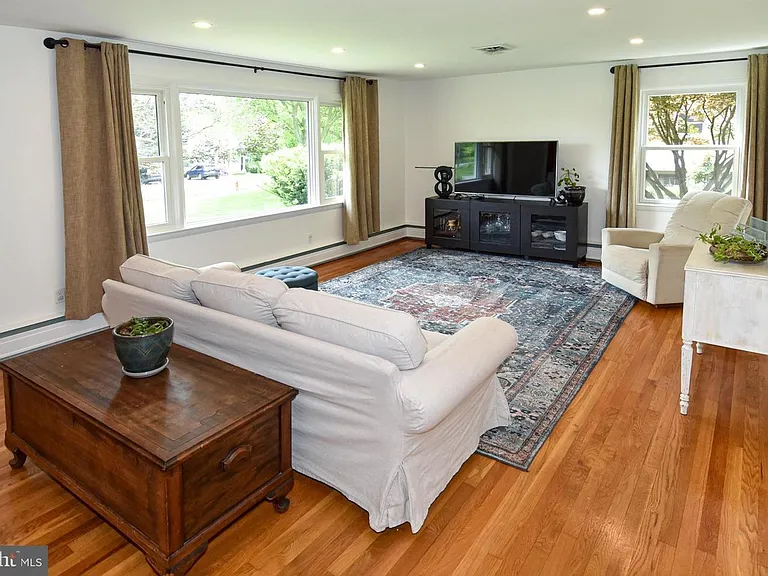 2 Cinnamon Fern Rd — Photo 14