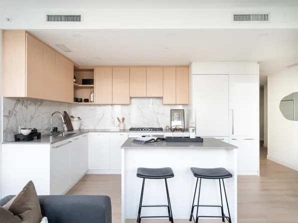 6468 Willingdon Ave #1906, Burnaby, BC V5H 2T3