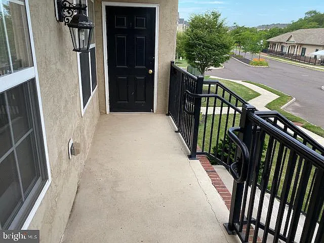 2 bed, 1004 sqft, $2,100 — Photo 3