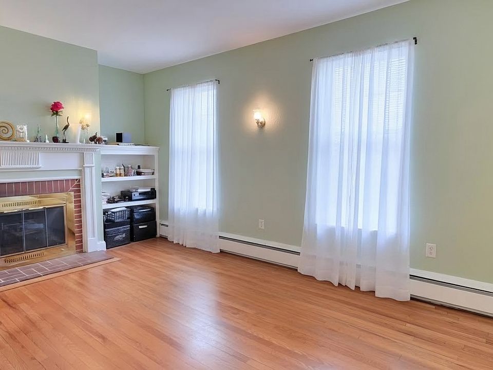 Living Room (unfurnished)