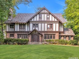 67 Arleigh Rd, Great Neck, NY 11021